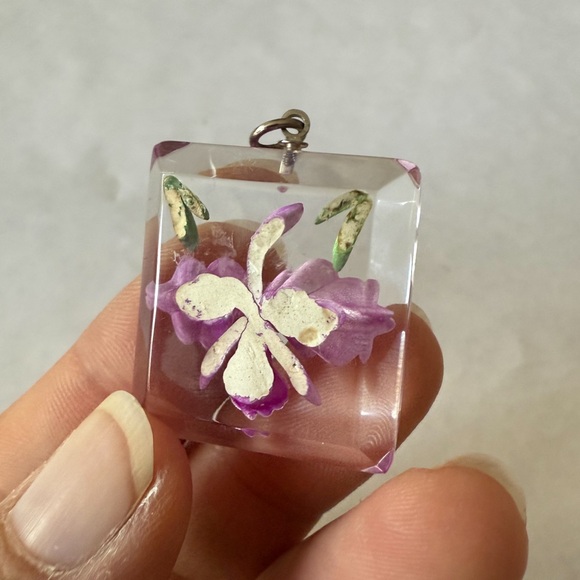 Vintage Lucite Reverse Carved Orchid Pendant. Purple Floral Flower - Picture 4 of 6